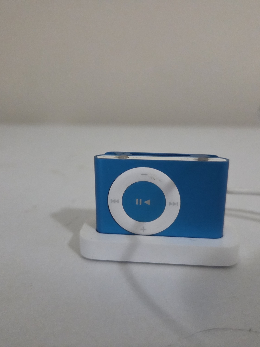 Apple iPod Shuffle 2nd Gen Blue 1GB A1204 w/ Dock Charger Tested Working